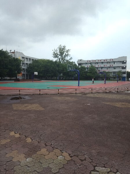 地處內(nèi)江市東興區(qū)郭北鎮(zhèn)。學校依山傍水，位于清流河畔，獅子山腳下。五十多年來，以其優(yōu)良的校風、教風、學風、社會形象和獨特的辦學風格，被評為“內(nèi)江市示范性高中”、“內(nèi)江市校風示范?！薄ⅰ皟?nèi)江市最佳文明單位”、“內(nèi)江市辦學水平督導(dǎo)評估優(yōu)秀學?！薄ⅰ皟?nèi)江市體育傳統(tǒng)項目學?！?、“內(nèi)江市德育工作先進學?！?、“內(nèi)江市和諧校園”。