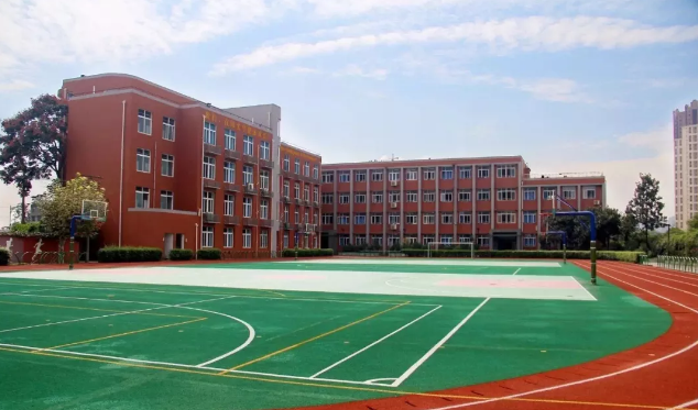 四川師范大學(xué)附屬中學(xué)外國語學(xué)校地理位置在哪里？
