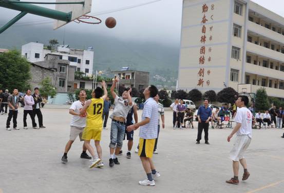 雷波民族中學(xué)地址在哪里？
