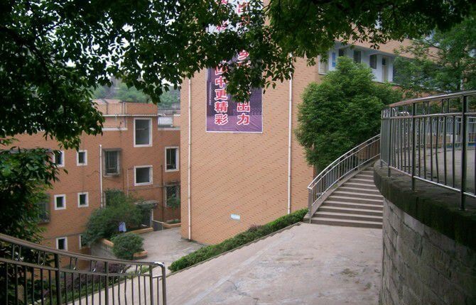 江安縣第四中學(xué)的現(xiàn)任校長(zhǎng)是誰(shuí)？