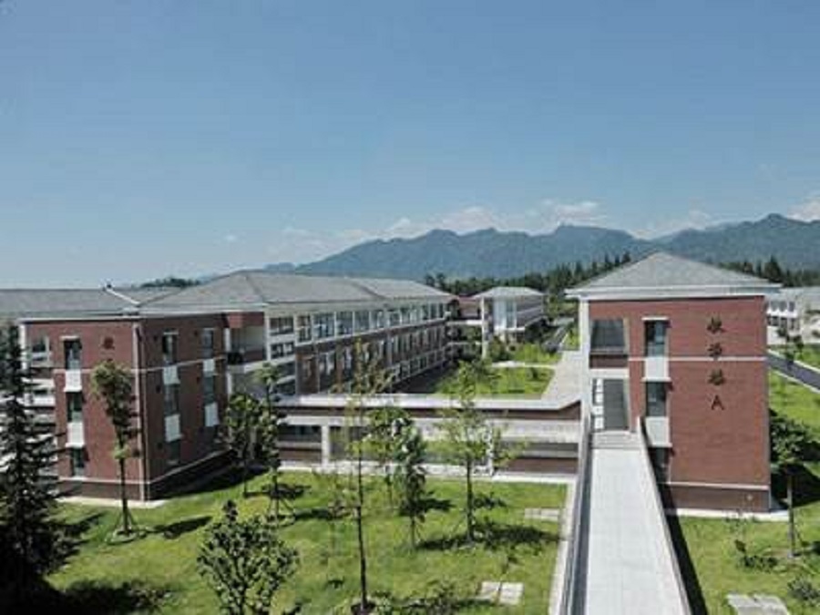 青城山高級中學校園環(huán)境怎么樣？