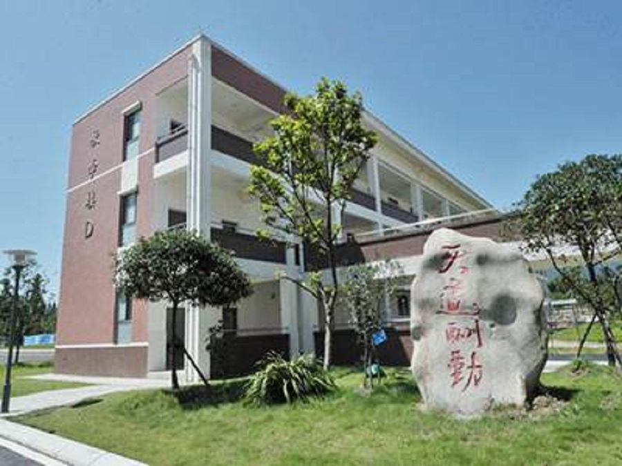 青城山高級中學校園環(huán)境怎么樣？