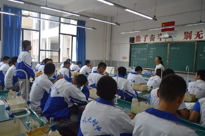 四川大學(xué)附屬中學(xué)2018年招生人數(shù)是多少？