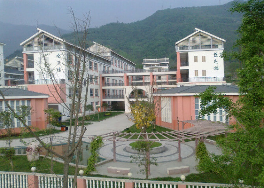 平武中學(xué)學(xué)費是多少？