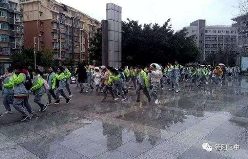 德陽三中招生辦電話是多少？