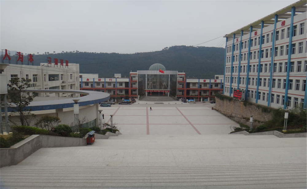 通江縣第二中學學校詳細地址在什么地方？