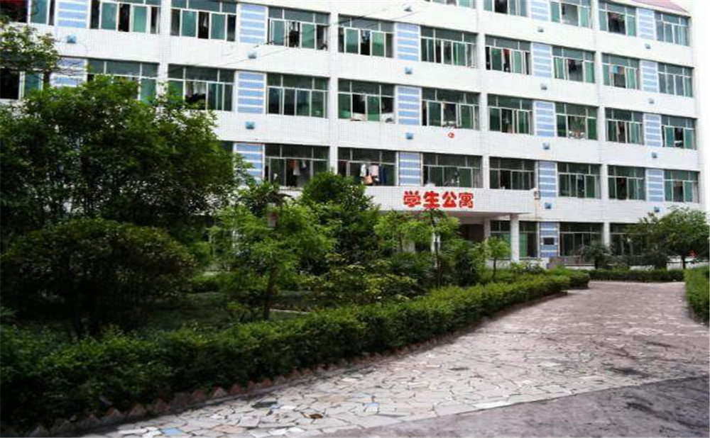 威遠龍會中學2020年學校學費多少錢一年？