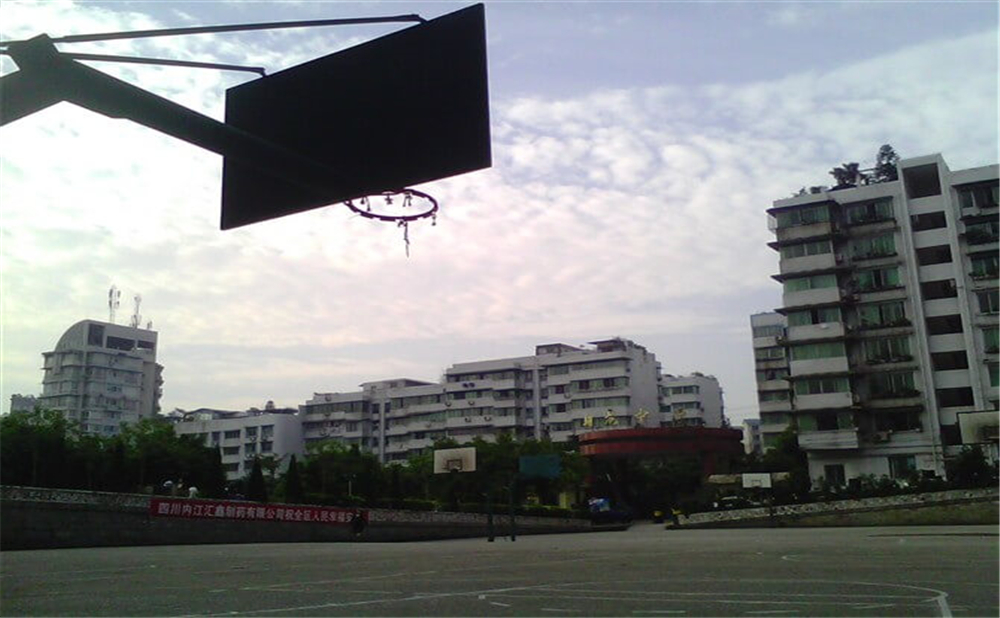 內(nèi)江市翔龍中學學校環(huán)境怎么樣？