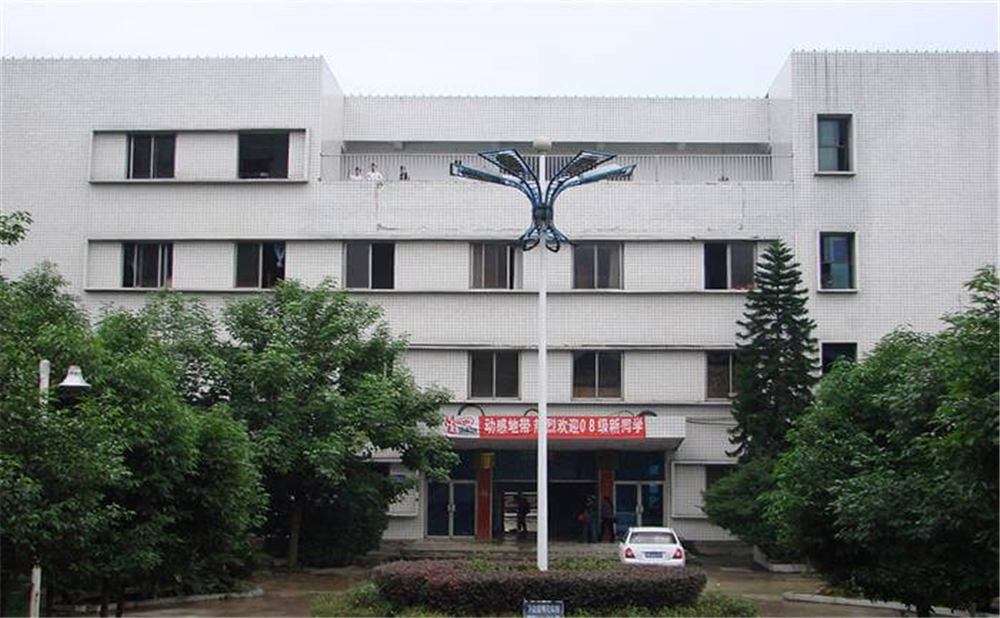 高坪中學學校環(huán)境怎么樣？