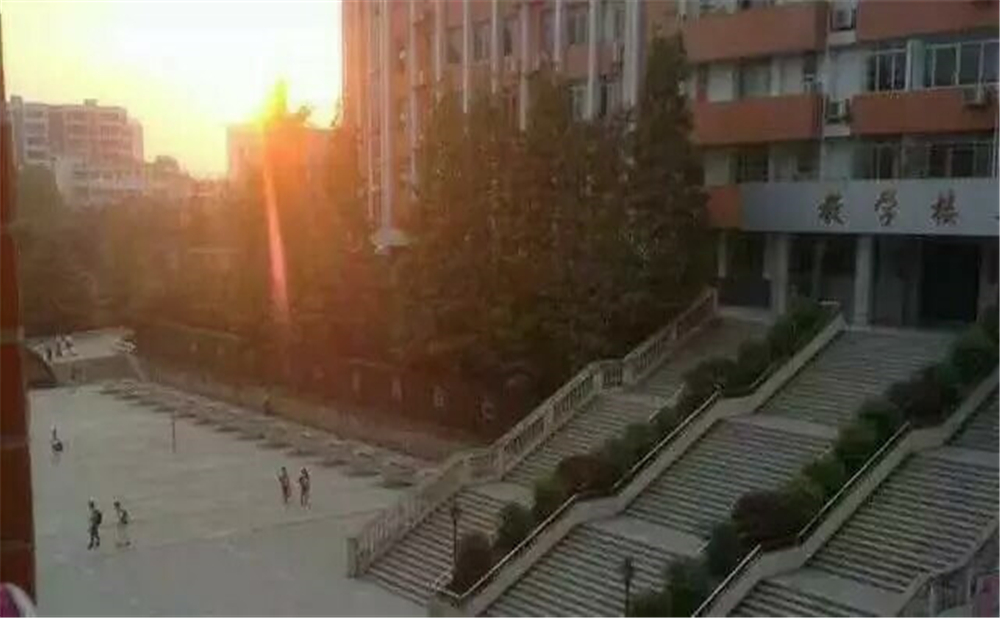 南充十一中學(xué)校環(huán)境怎么樣？