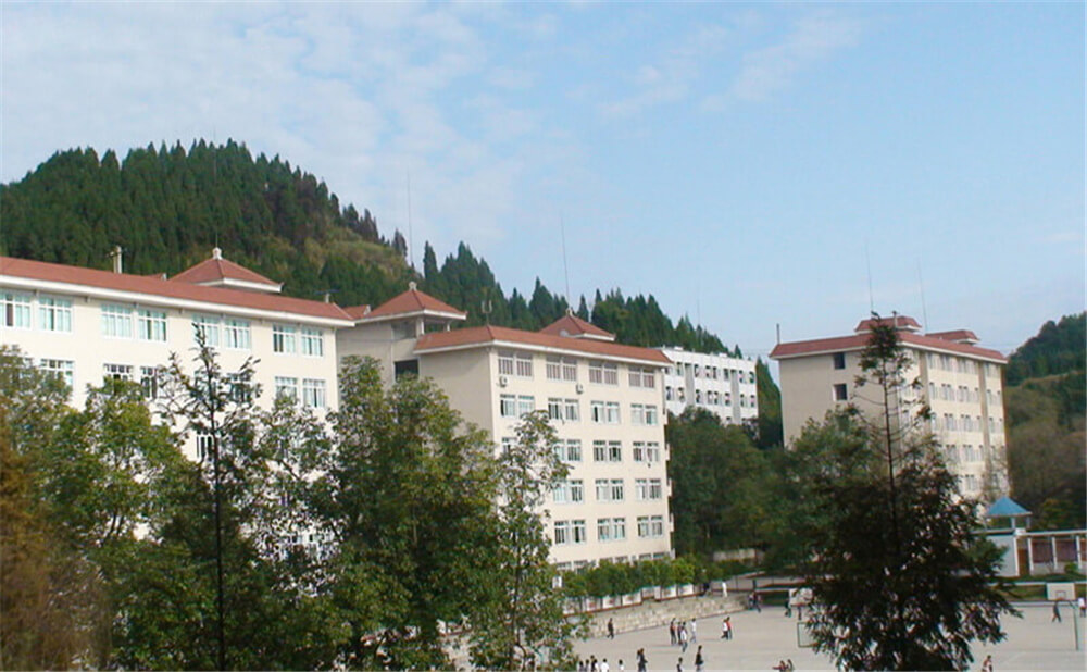建興中學(xué)學(xué)校環(huán)境怎么樣？