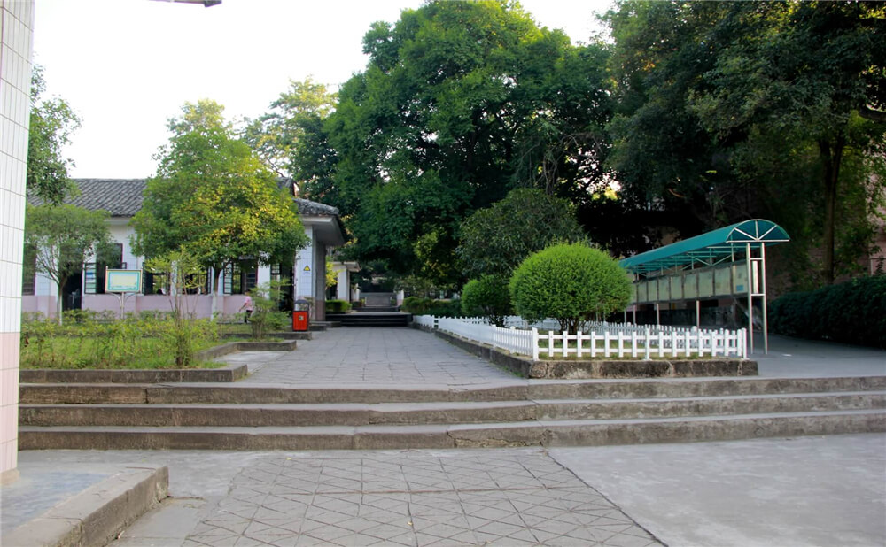 蓬安中學學校詳細地址在什么地方？
