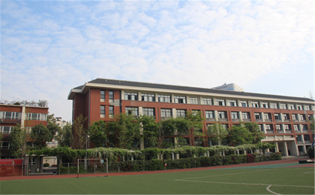 成都七中八一學(xué)校高中部的錄取分?jǐn)?shù)是多少？