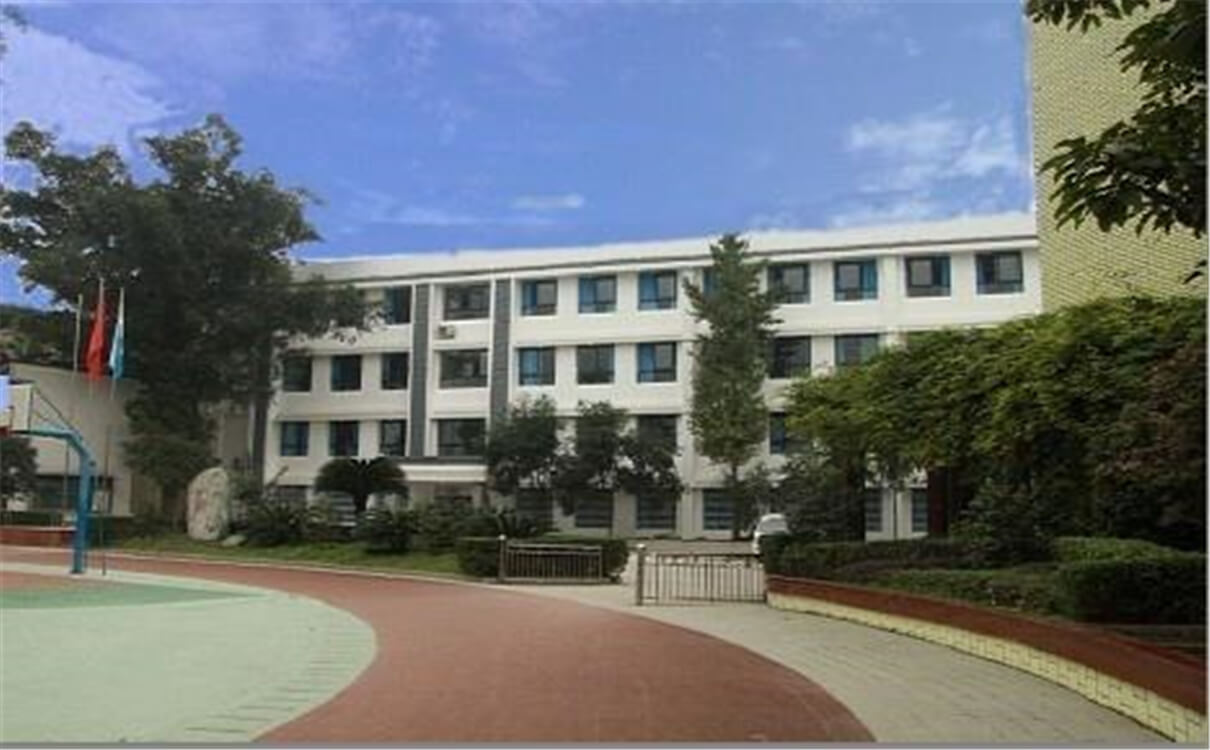 成都市第三十三中學(xué)每年的學(xué)費(fèi)多少錢？