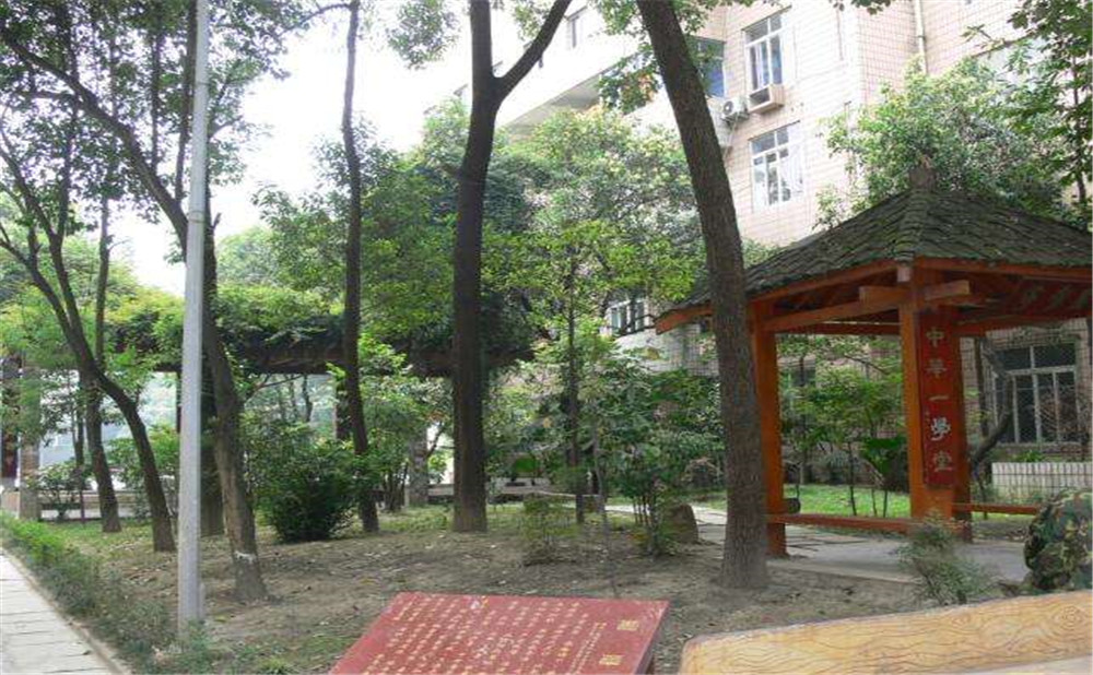 石室聯(lián)合中學(xué)蜀華分校外招生一年的學(xué)費(fèi)是多少？