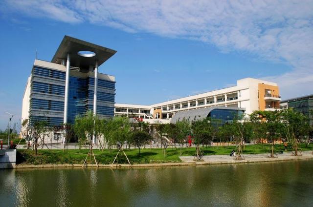 西南交通大學附屬中學一年是學費是多少？