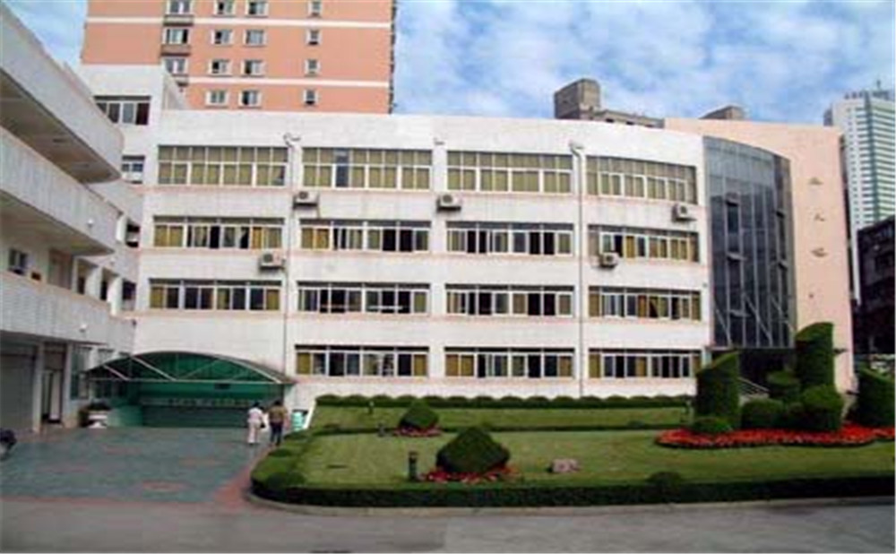 成都市鹽道街中學(xué)外招生一年的學(xué)費(fèi)是多少？