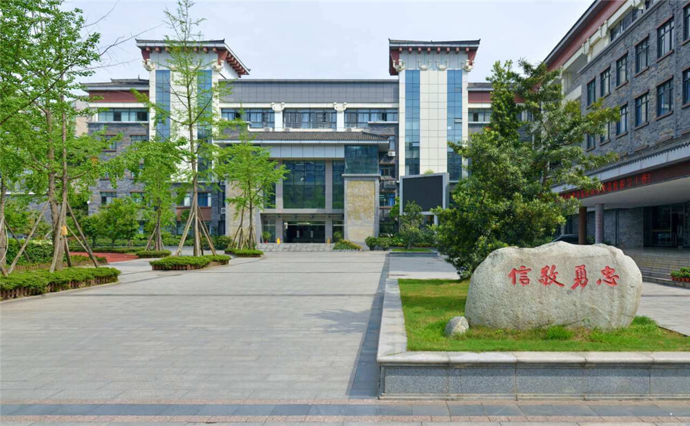 成都市西北中學(xué)外招生一年的學(xué)費是多少錢？