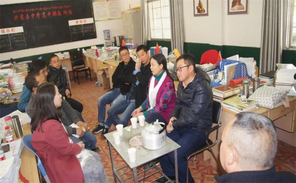 四川師范大學附屬中學外招生一年的學費是多少？