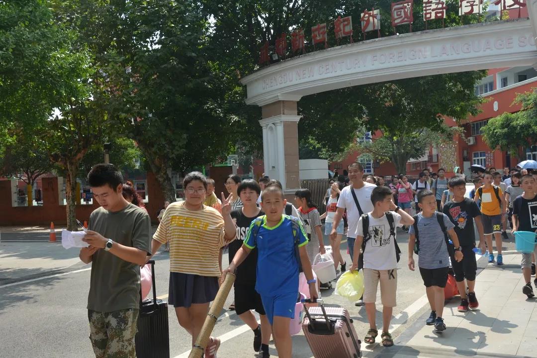成都新世紀外國語學(xué)校一年的學(xué)費是多少？