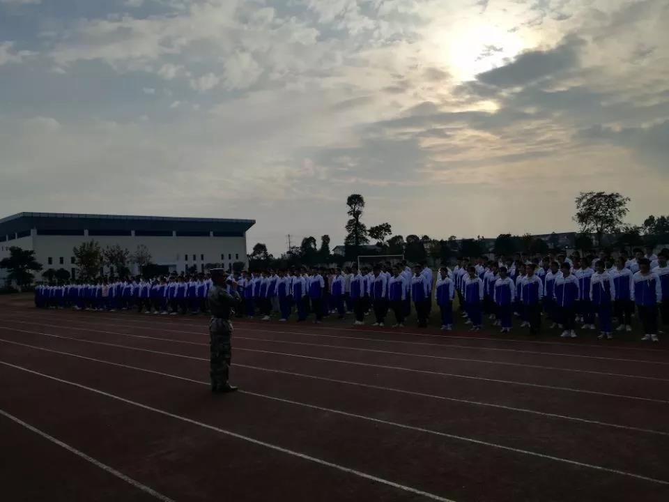 敖平中學去年的錄取分數(shù)線是多少？
