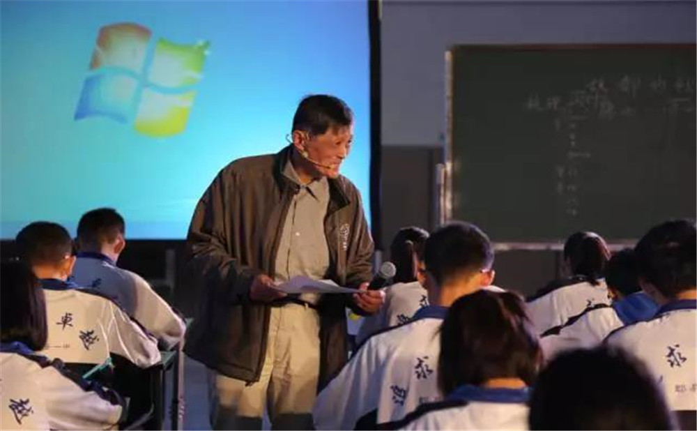 郫縣一中外招生一年的學費是多少？