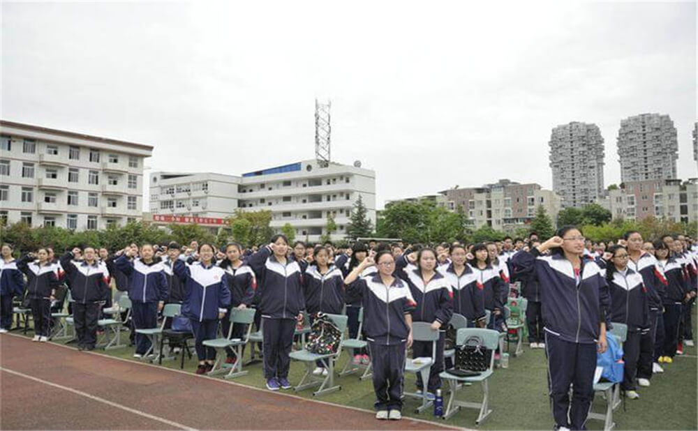 龍泉二中的去年錄取分數(shù)線是多少分？