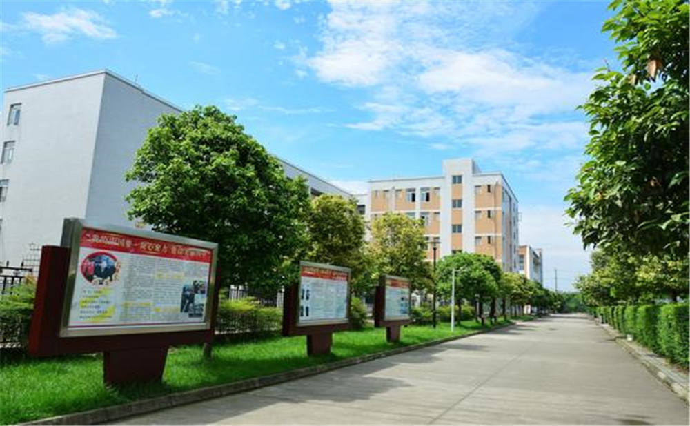 郫縣四中外招生一年的學(xué)費是多少？