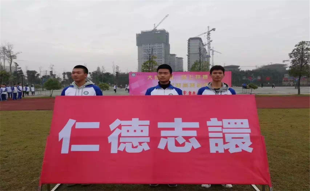 棠湖中學(xué)每年學(xué)費(fèi)是多少？