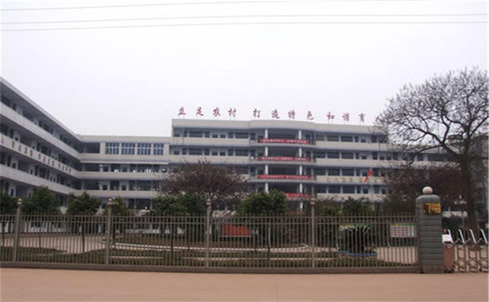 三岔中學(xué)招生一年的學(xué)費是多少？