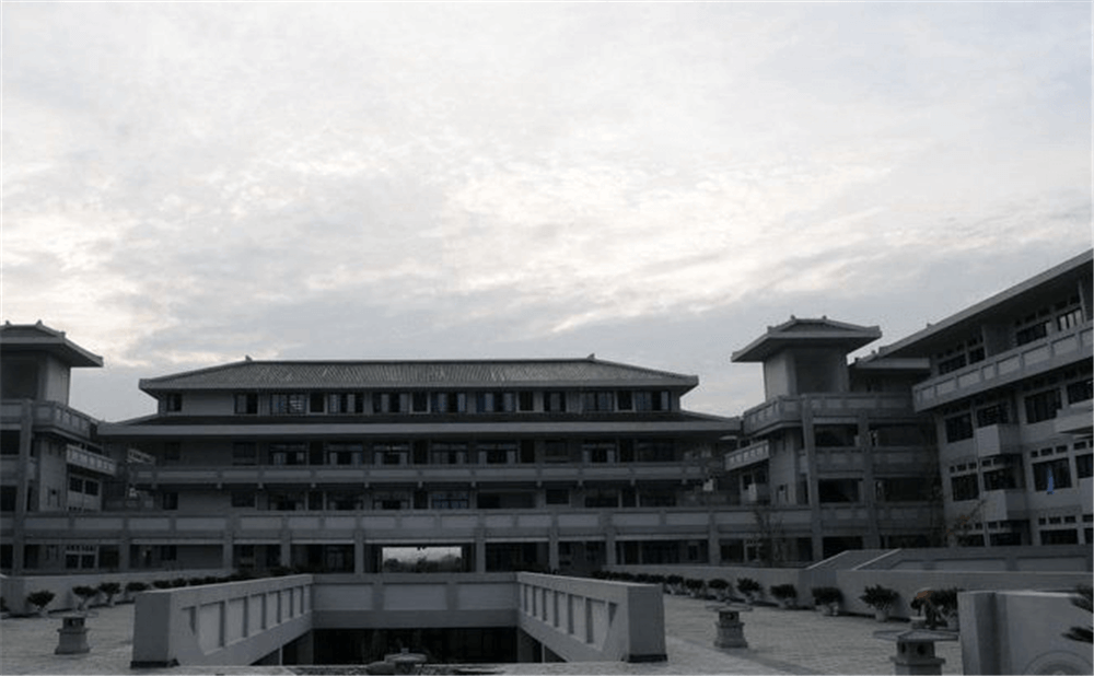 成都石室中學(xué)北湖校區(qū)的學(xué)費是多少錢？