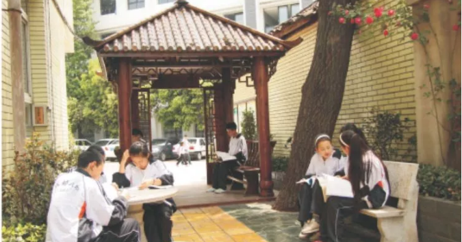 成都市第三十三中學(xué)的宿舍怎么樣？