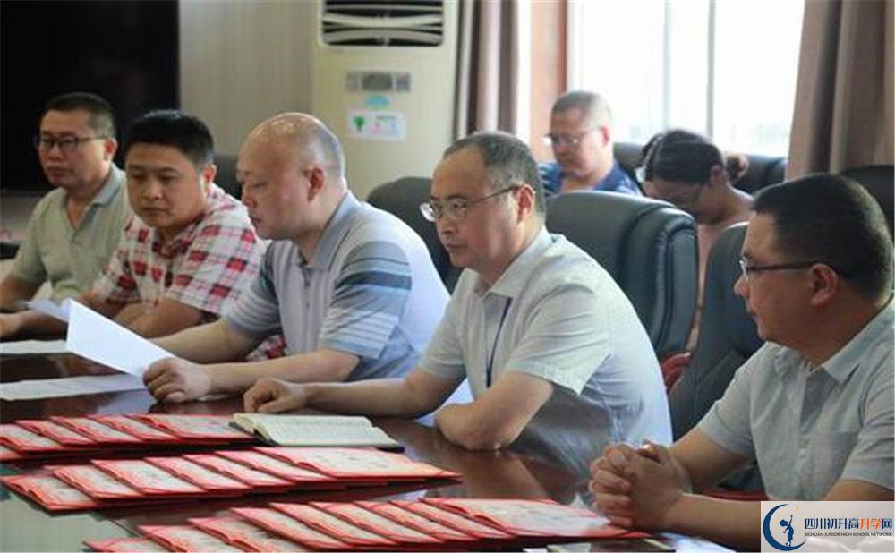 大邑縣實(shí)驗(yàn)中學(xué)高中一年的學(xué)費(fèi)是多少？