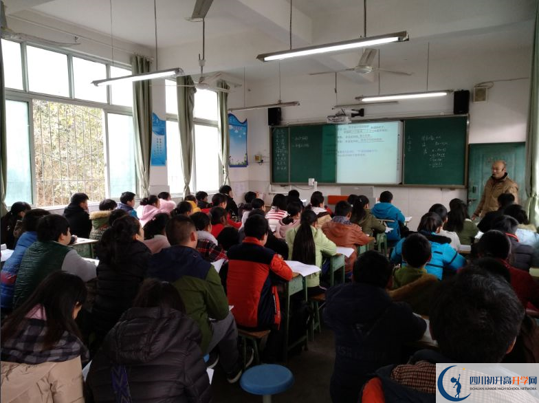 2020成都市田家炳中學(xué)初升高的學(xué)費(fèi)是多少？