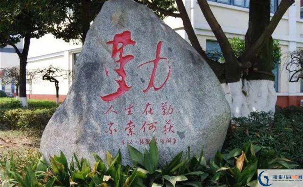 2020敖平中學(xué)初升高的學(xué)費(fèi)是多少？