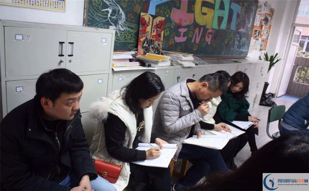 成都市鹽道街中學(xué)的學(xué)費(fèi)收費(fèi)標(biāo)準(zhǔn)是多少？