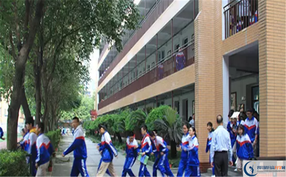 成都大學(xué)附屬中學(xué)的學(xué)費(fèi)大概多少？