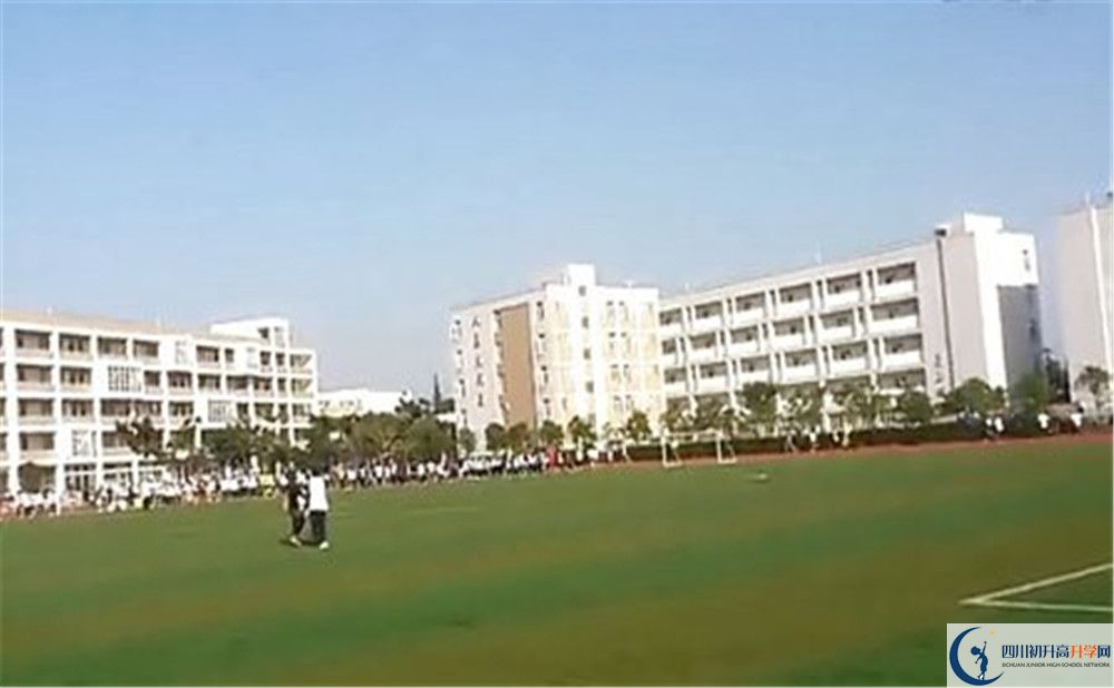 郫縣四中的學(xué)費大概多少？