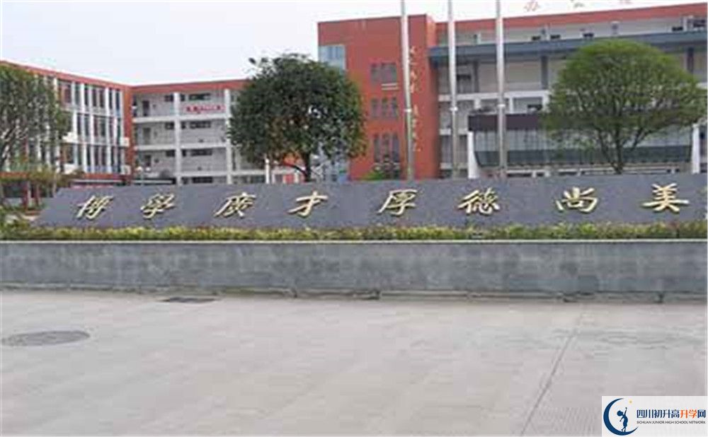 金堂中學(xué)的學(xué)費(fèi)大概是多少？