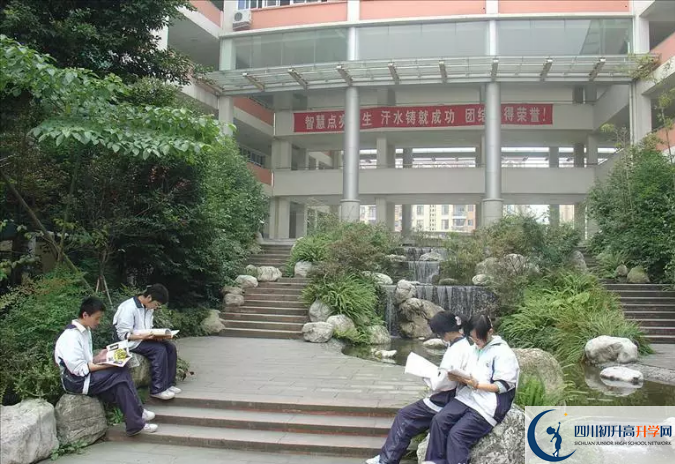 四川師范大學(xué)附屬中學(xué)一年的學(xué)費是多少？
