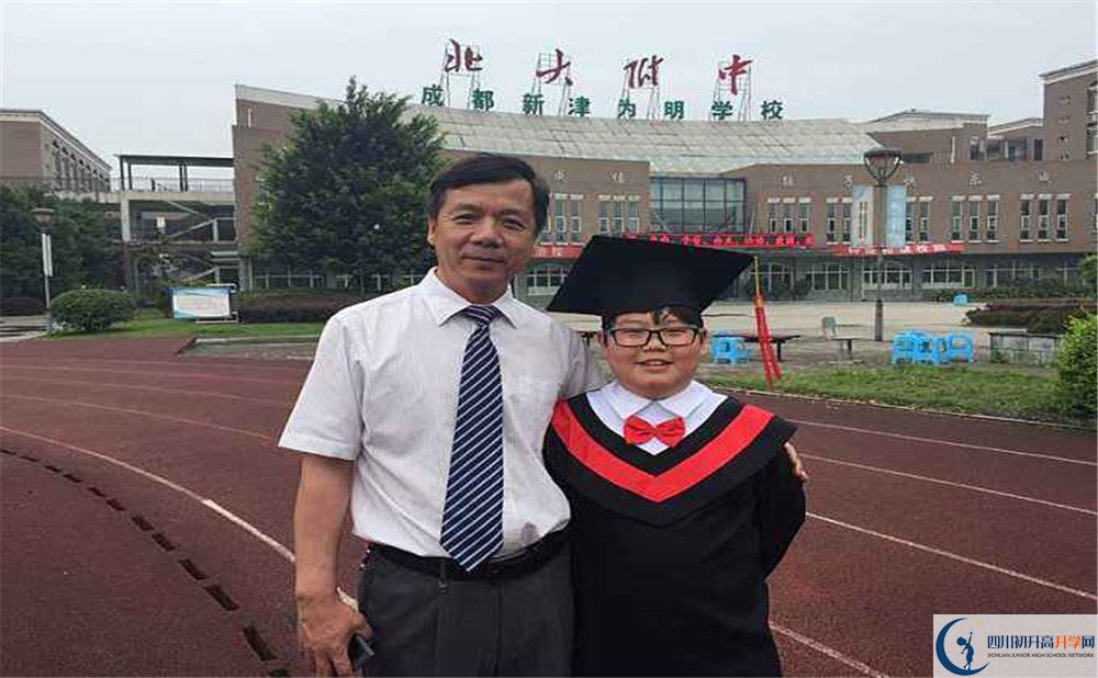 北大附中成都新津?yàn)槊鲗W(xué)校的學(xué)費(fèi)大概是多少？