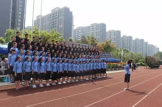 成都三十七中一年的學(xué)費(fèi)是多少？