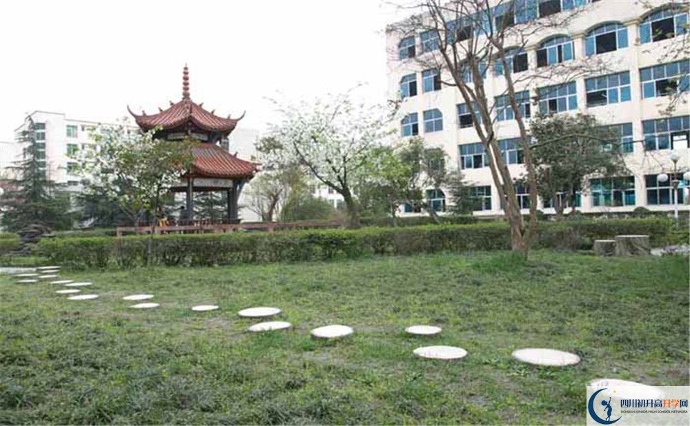 都江堰外國語實(shí)驗(yàn)學(xué)校的初升高分?jǐn)?shù)線是多少？