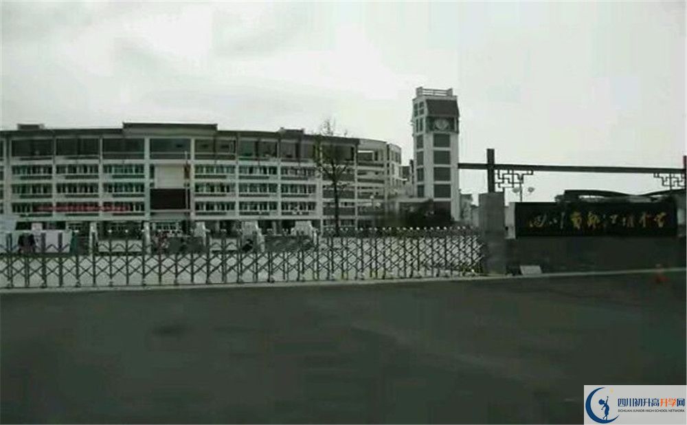 都江堰中學(xué)的初升高分?jǐn)?shù)線是多少？