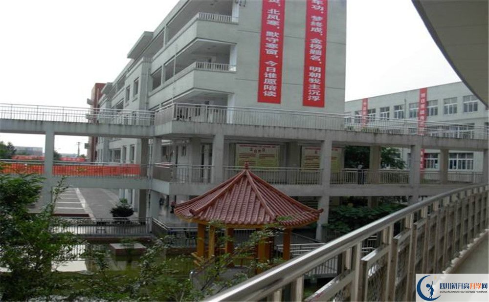 中考成都市龍泉中學的招生分數(shù)線是多少？
