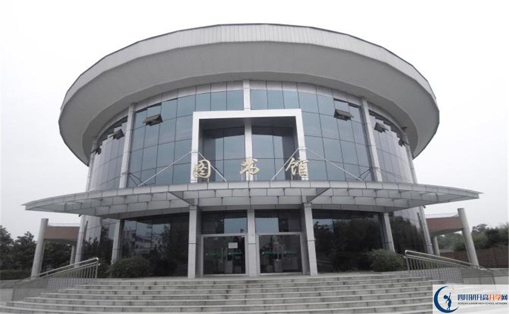 成都市龍泉中學(xué)一年的學(xué)費是多少？