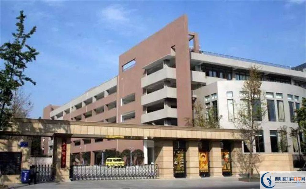 成都市田家炳中學(xué)的高中住宿好不好？
