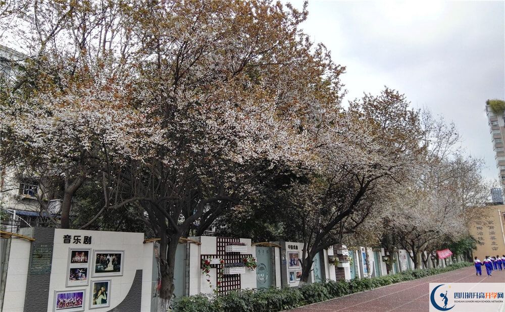 成都大學(xué)附屬中學(xué)的高中住宿好不好？