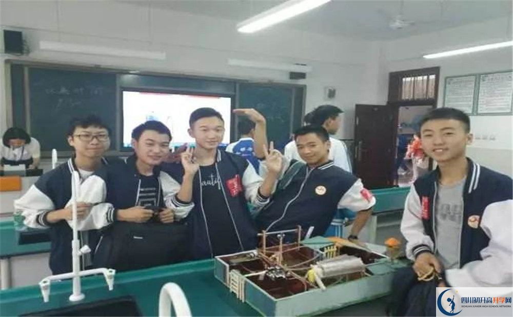 賈家中學(xué)一學(xué)期的學(xué)費是多少？