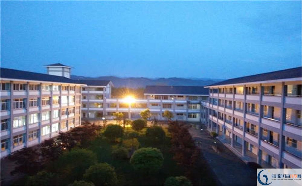 平樂中學(xué)一學(xué)期的學(xué)費(fèi)是多少？